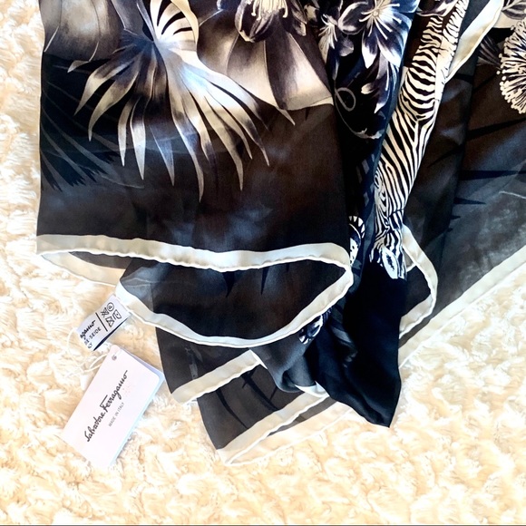 🔴SOLD Salvatore Ferragamo Animals Print Silk Scarf - Picture 3 of 7